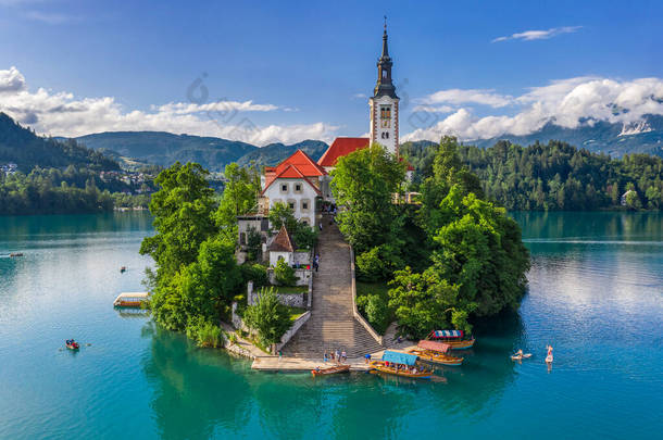 斯洛文尼亚布莱德-夏天在布莱德湖（Blejsko Jezero）的一个小岛上的美丽的圣母朝圣<strong>教堂</strong>的空中景观，以及湖上蓝天的许多Pletna小船