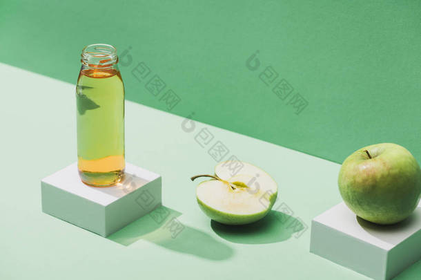 新<strong>鲜果汁</strong>靠近苹果和白色方块，背景为绿色和绿松石色