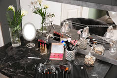 化妆室梳妆台上的装饰化妆品和工具
