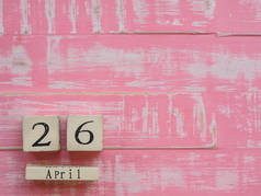 世界知识产权日概念。木块日历4月26日世界知识产权日亮粉红色木质背景.