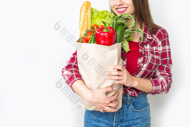 女人用新鲜的食物，蔬菜