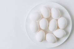 白色的鸡蛋放在白色的盘子上白色的背景