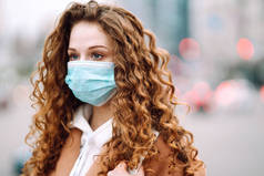 在街上戴着无菌防护口罩的女孩。妇女戴口罩，在检疫城市防止病毒感染、大流行、疾病爆发和流行。Corona病毒.