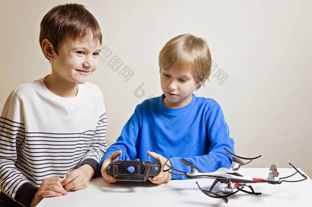 孩子们玩无人机在家里。一个男孩抱着无线电遥控 fo quadcopter.