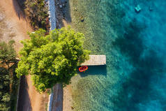 地中海。从无人机上俯瞰泊位晴天在蓝色海面上漂浮的船只的航景.旅行和放松-形象