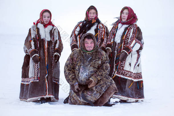 亚穆洛-涅涅茨自治区，极北，涅涅茨家庭穿着北部冻土带居民的全国冬季服装，北极圈