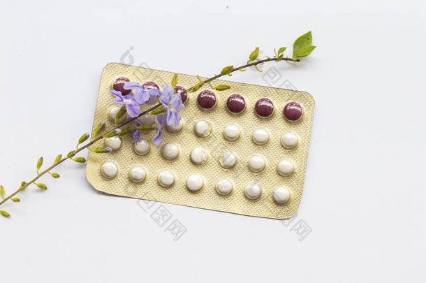 口服避孕药的女人谁不想有宝宝吃生避孕药用紫色的花 
