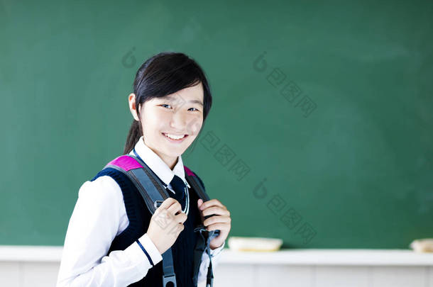 在教室里的小女孩微笑着青少年学生