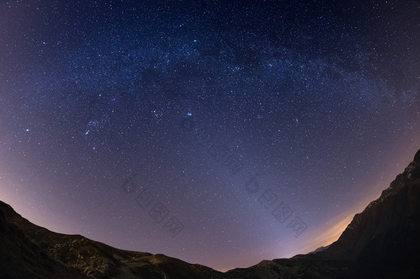 阿尔卑斯山，180 度鱼眼视图的星空