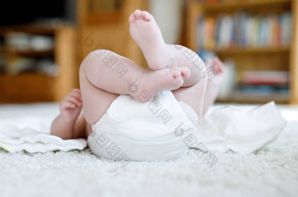 脚和腿的刚出生的婴儿纸尿裤