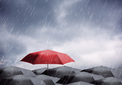 遮阳伞下大雨和雷暴