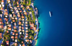 克罗地亚杜德罗夫尼克小镇的鸟瞰图。度假和冒险。城镇和大海。从无人机在房子和蔚蓝的大海的顶视图。旅行 - 图像
