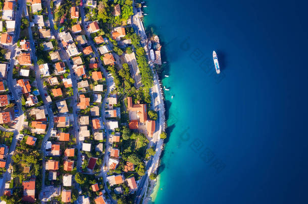 克罗地亚杜德罗夫尼克小镇的鸟瞰图。度假和冒险。城镇和<strong>大海</strong>。从无人机在房子和<strong>蔚蓝</strong>的<strong>大海</strong>的顶视图。旅行 - 图像
