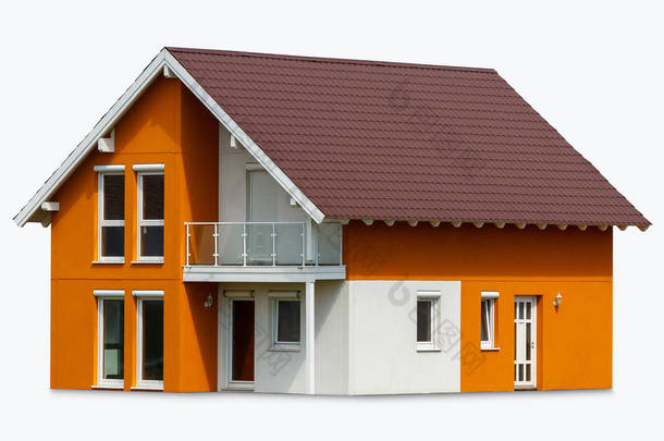 一间有白色窗户和深棕色金属屋顶的橙色小房子。草坪上的新房子
