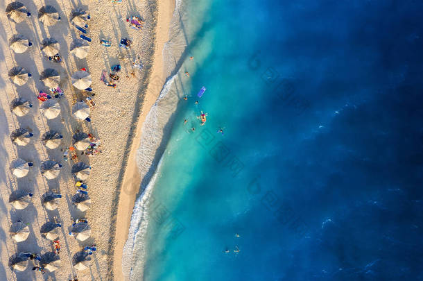 地中海。海滩上的空中风景和人们。<strong>度假</strong>和冒险。海滩和蓝色的水从海滩和蔚蓝大海的无人机俯瞰。旅行和放松-形象