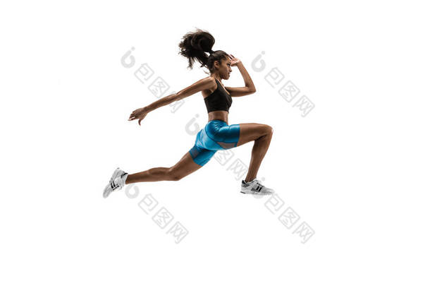 在白色演播室<strong>背景</strong>查出的年轻非洲妇女跑或慢跑.