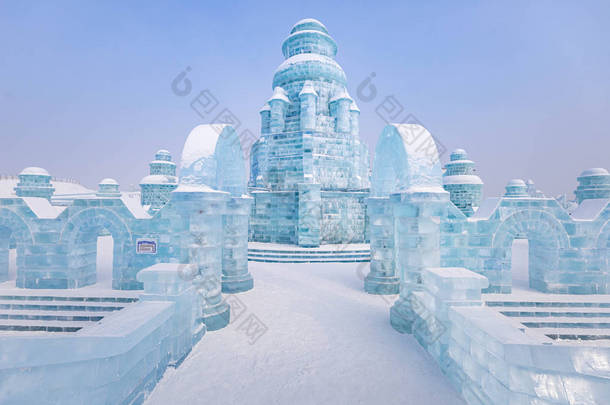 哈尔滨国际冰雪雕节是中国哈尔滨一年一度的冬季节。这是<strong>世界上最大</strong>的冰雪节.