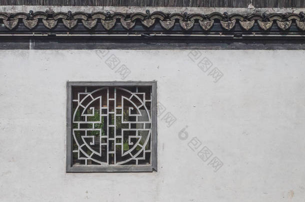 白色墙上的中国窗户