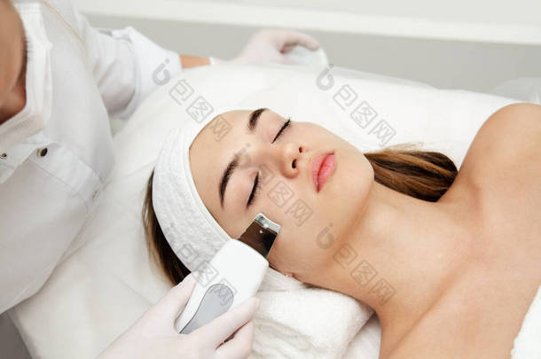 在医疗温泉中心接受面部美容治疗的妇女。皮肤年轻化概念
