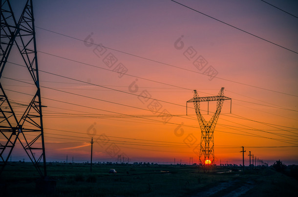 在日落的黄昏剪影电力铁塔