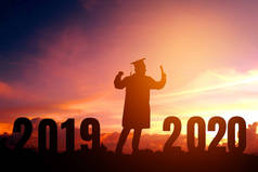 2020年新年剪影年轻人毕业在2020年教育