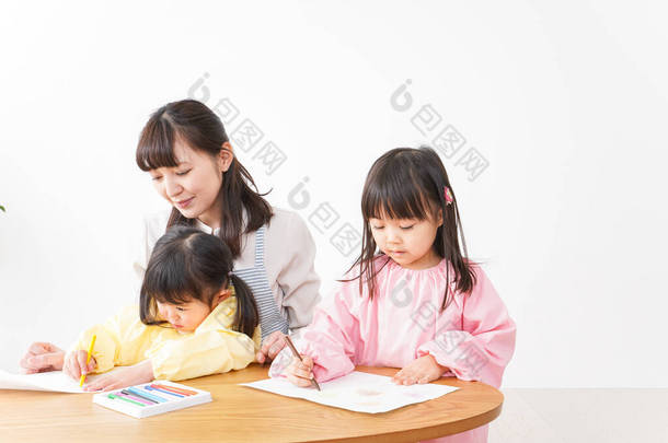 学前教育中的儿童和教师绘画年轻教师