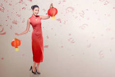 中国年轻女子身穿旗袍, 手持中国灯笼。春节快乐