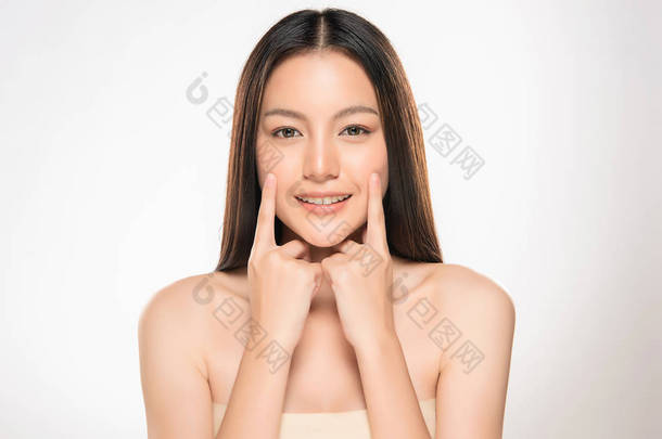 年轻美丽的亚洲女人,有着干净新鲜的皮肤.美女脸蛋的护理。面部治疗。化妆品、美容美发和温泉.