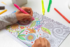 给成人配色的书画画是一种业余爱好。为缓解压力而进行的集中活动.