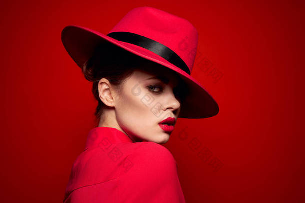 穿着红色<strong>衬衫</strong>、头戴鲜艳化妆品、头戴帽子的女人
