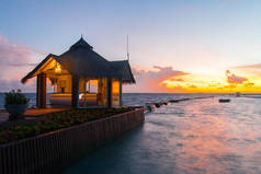 热带岛屿日落，水上别墅度假胜地