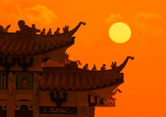 中国龙屋顶与日落