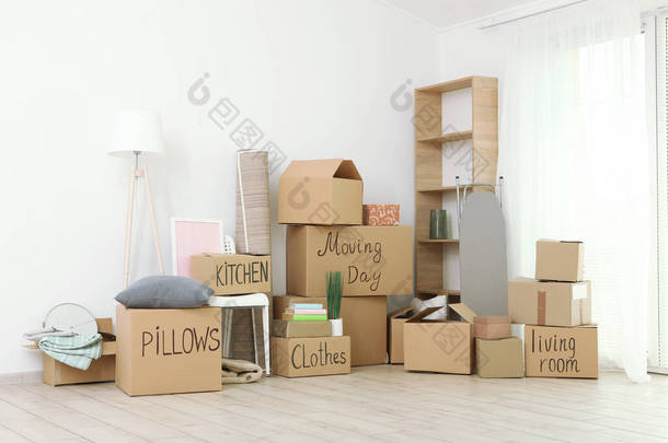 空房间里有纸板箱和家用物品.搬家日
