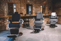理发店的扶手椅，理发店的男人。复古风格理发店的空椅子。发廊的内部。文字或广告位置.