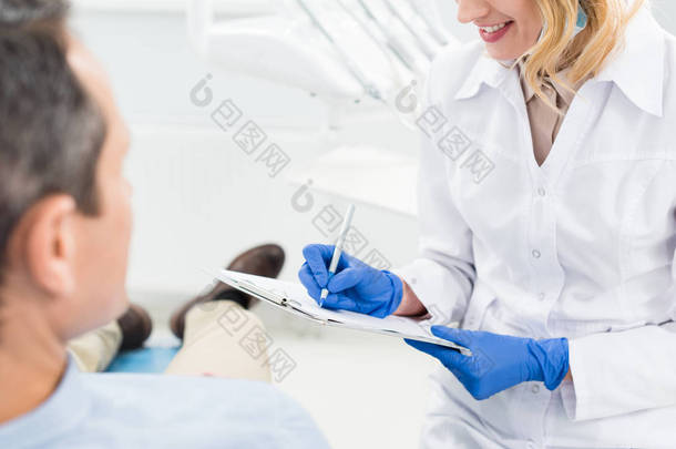 现代牙科门诊就诊患者的女医生记录诊断