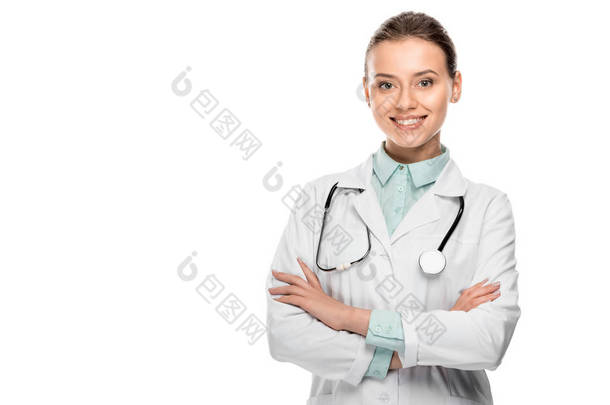 身穿<strong>医疗</strong>服的美丽快乐的女医生，双手交叉，与白人隔离 