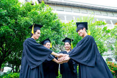 大学毕业生在毕业典礼上的成功，祝贺大学毕业生