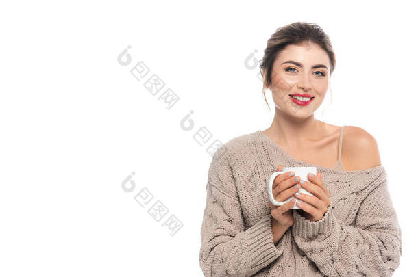穿着<strong>开工</strong>装的女人很高兴，一边拿着一杯热饮，一边看着被白色隔离的相机
