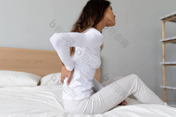 女人在清醒时感到腰部疼痛