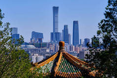位于北京市中心商业区的摩天大楼，从中国中部的展望山景山公园俯瞰
