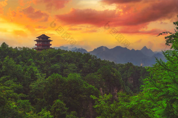 位于中国张家界的阿凡达山自然公园，<strong>中国传统建筑</strong>塔寺矗立在一座山顶上，俯瞰着天子山脉令人惊叹的石柱