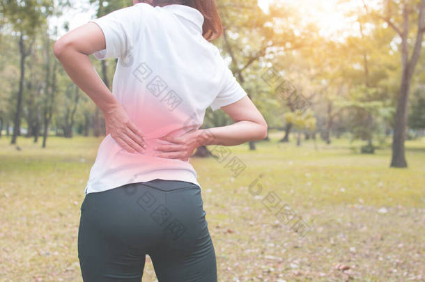 女运动员腰痛或受伤，在公园里锻炼