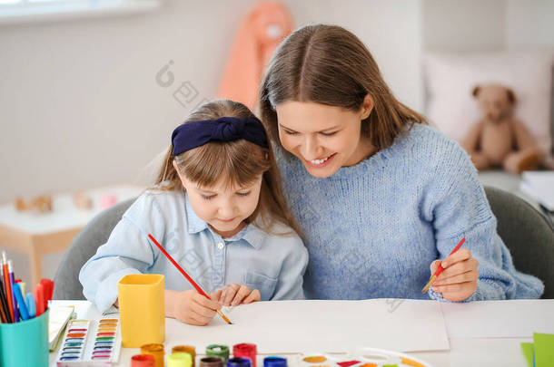 画老师在家里给小女孩上私人艺术课