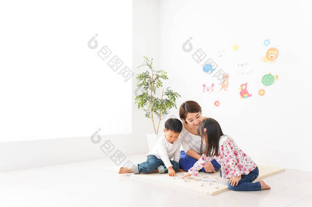 幼儿园的儿童和教师学前教育概念