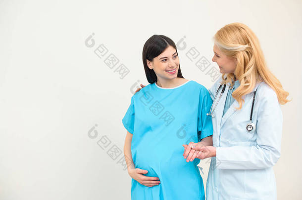 产科妇科医生<strong>帮助</strong>孕妇走路和握住她的手