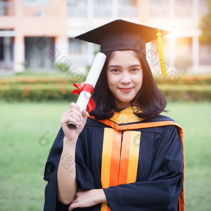 年轻的亚洲女大学毕业生在毕业典礼上获得大