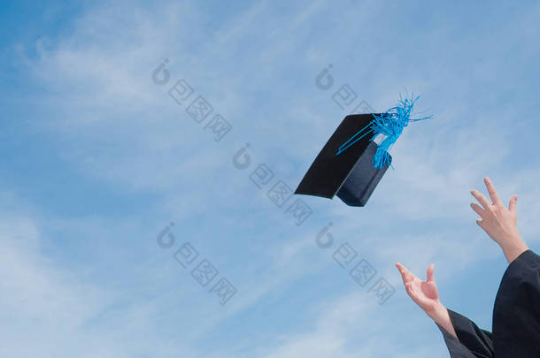 毕业生成功庆祝把毕业帽子扔在天空 con
