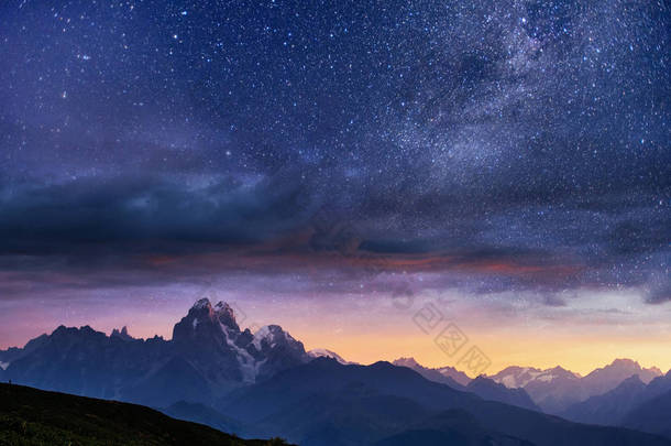 梦幻般的星空。秋天的风景和白雪皑皑的山峰。主要的高加索脊。山视图从山 Ushba 迈尔, 佐治亚。欧洲.