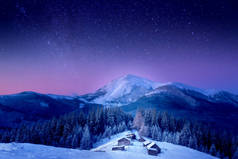 喀尔巴阡山脉上的一个小村庄，美丽的风景，新年的圣诞景象，银河，在乌克兰彼得罗斯山脉后面，喀尔巴阡山脉
