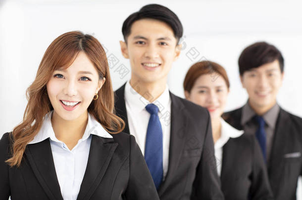 成功的年轻商业团队在办公室的肖像
